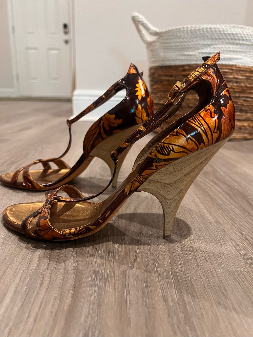 Giuseppe Zanotti Brown Floral T-Strap Heeled Sandals - Picture 3 of 14